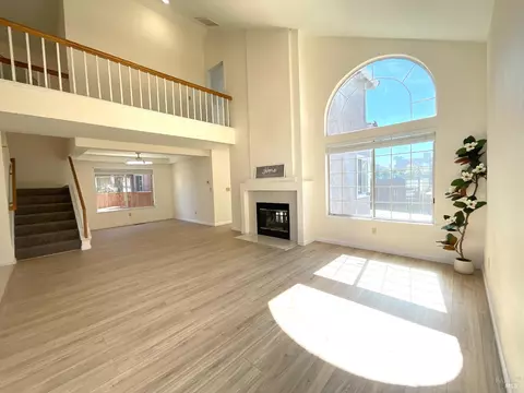 Living - 505 Edwards Ct, Suisun City, CA 94585 photo 2 of 7