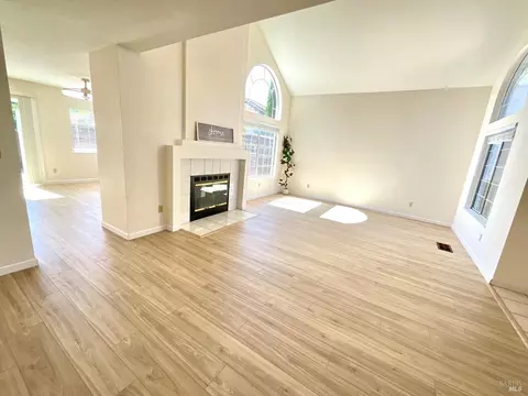 Living - 505 Edwards Ct, Suisun City, CA 94585 photo 5 of 7