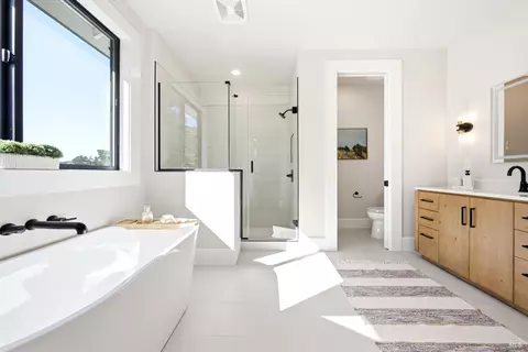Bath - 4008 Split Rail Ct, Santa Rosa, CA 95403 photo 5 of 11