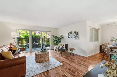 300 Los Alamos Rd #104, Santa Rosa, CA 95409