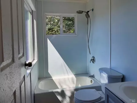 Bath - 1979 Ridge Rd, Ukiah, CA 95482 photo 4 of 5