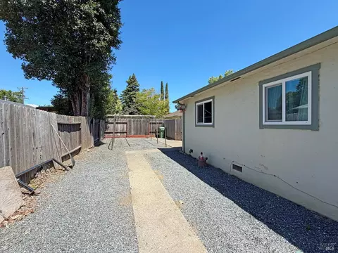 Exterior - 404 Plum St, Ukiah, CA 95482 photo 8 of 10