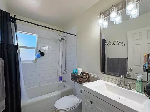 Bath - 404 Plum St, Ukiah, CA 95482 photo 1 of 2