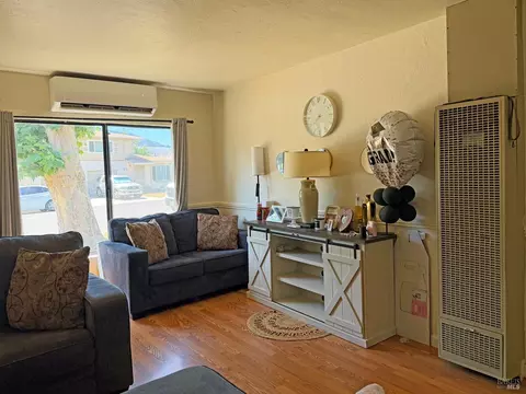Living - 404 Plum St, Ukiah, CA 95482 photo 2 of 3