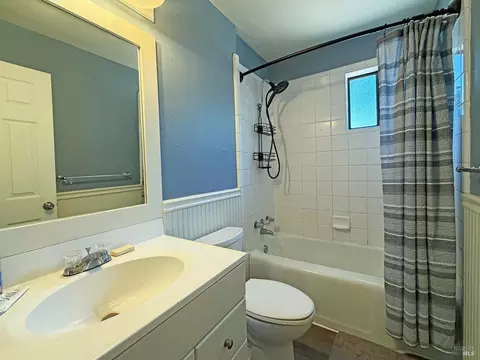 Bath - 404 Plum St, Ukiah, CA 95482 photo 2 of 2