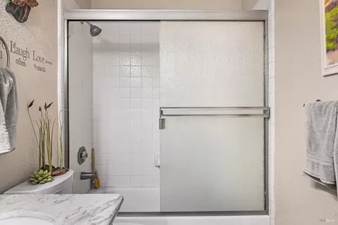 Bath - 9139 Piccadilly Cir, Windsor, CA 95492 photo 2 of 7