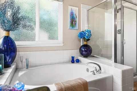 Bath - 9139 Piccadilly Cir, Windsor, CA 95492 photo 6 of 7
