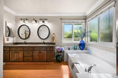 Bath - 9139 Piccadilly Cir, Windsor, CA 95492 photo 4 of 7