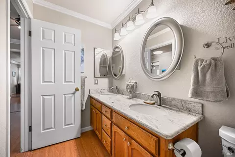 Bath - 9139 Piccadilly Cir, Windsor, CA 95492 photo 3 of 7