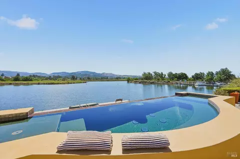 50 Lighthouse Ct, Napa, CA 94559