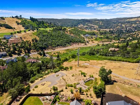 3687 Wyndemere Cir, Santa Rosa, CA 95403