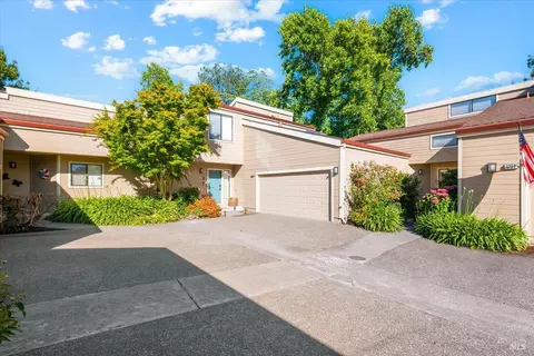 4736 Shade Tree Ln, Santa Rosa, CA 95405
