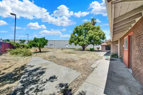 Exterior - 3370 Cotting Ln, Vacaville, CA 95688 photo 17 of 25