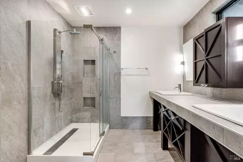 Bath - 985 Gumview Rd, Windsor, CA 95492 photo 3 of 4