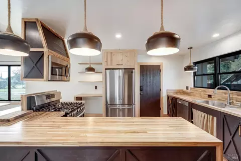 Kitchen - 985 Gumview Rd, Windsor, CA 95492 photo 1 of 4