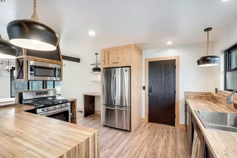 Kitchen - 985 Gumview Rd, Windsor, CA 95492 photo 2 of 4