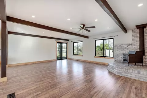 Living - 985 Gumview Rd, Windsor, CA 95492 photo 2 of 5