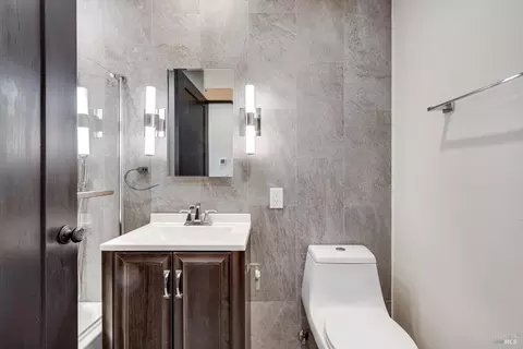 Bath - 985 Gumview Rd, Windsor, CA 95492 photo 1 of 4