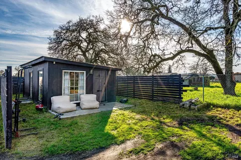 Exterior - 985 Gumview Rd, Windsor, CA 95492 photo 3 of 19