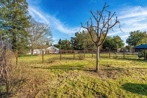 Exterior - 985 Gumview Rd, Windsor, CA 95492 photo 16 of 19
