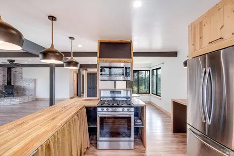 Kitchen - 985 Gumview Rd, Windsor, CA 95492 photo 3 of 4