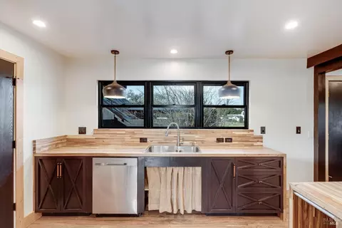 Kitchen - 985 Gumview Rd, Windsor, CA 95492 photo 4 of 4