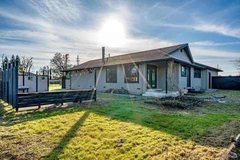 Exterior - 985 Gumview Rd, Windsor, CA 95492 photo 13 of 19
