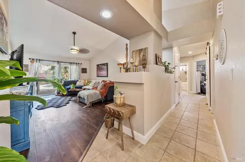 Entry Way - 124 Pepperell Ct, Vacaville, CA 95688 photo 4 of 7