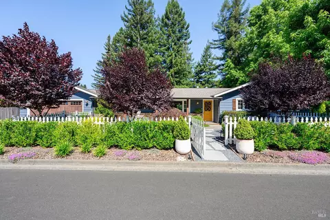 145 Saint James Dr, Santa Rosa, CA 95403
