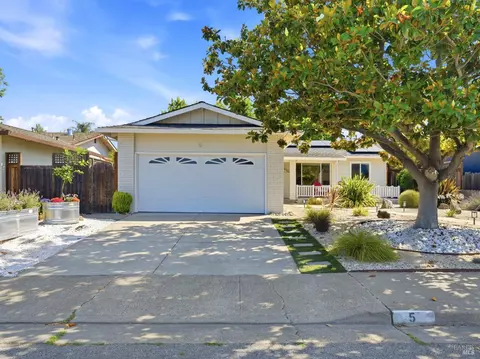 5 Eastside Cir, Petaluma, CA 94954