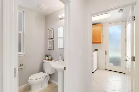 Entry Way - 438 E Poplar St, Vallejo, CA 94592 photo 6 of 10