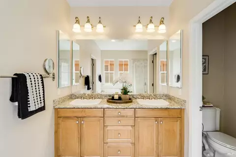 Bath - 438 E Poplar St, Vallejo, CA 94592 photo 3 of 4