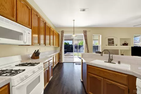 Kitchen - 525 Schooner Ridge Dr, Dixon, CA 95620 photo 8 of 9