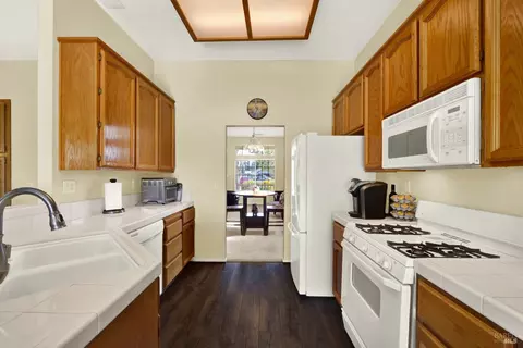 Kitchen - 525 Schooner Ridge Dr, Dixon, CA 95620 photo 4 of 9