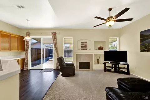 Living - 525 Schooner Ridge Dr, Dixon, CA 95620 photo 3 of 3