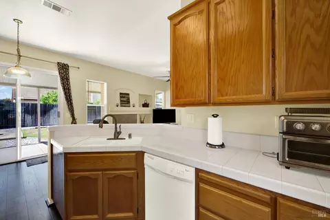 Kitchen - 525 Schooner Ridge Dr, Dixon, CA 95620 photo 7 of 9