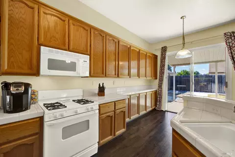 Kitchen - 525 Schooner Ridge Dr, Dixon, CA 95620 photo 9 of 9
