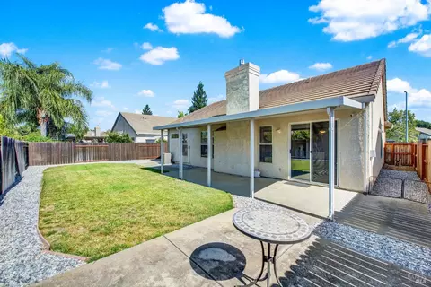 Exterior - 525 Schooner Ridge Dr, Dixon, CA 95620 photo 7 of 12