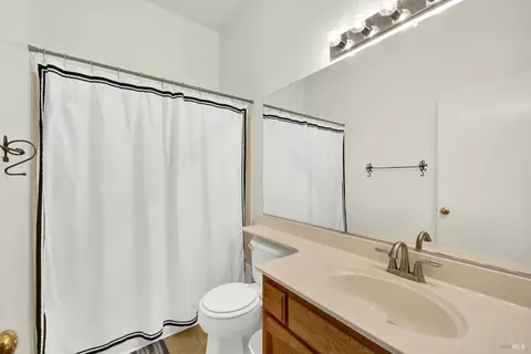 Bath - 525 Schooner Ridge Dr, Dixon, CA 95620 photo 2 of 2