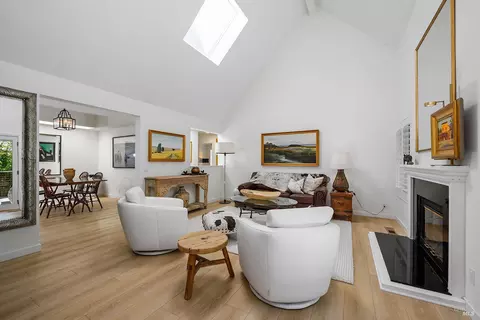 Living - 533 Carnation Ct, Sonoma, CA 95476 photo 2 of 3