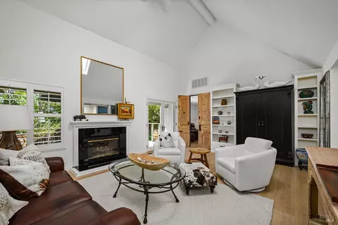 Living - 533 Carnation Ct, Sonoma, CA 95476 photo 3 of 3