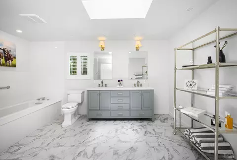 Bath - 533 Carnation Ct, Sonoma, CA 95476 photo 2 of 3