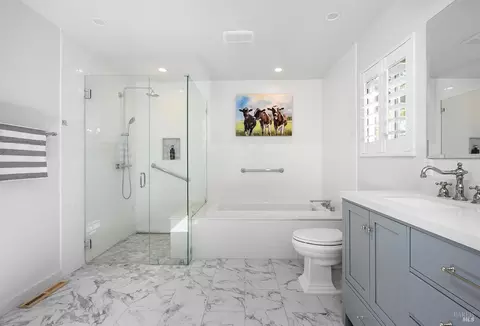 Bath - 533 Carnation Ct, Sonoma, CA 95476 photo 3 of 3