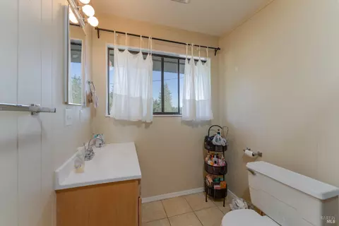 Bath - 1505 Casteel Dr, Willits, CA 95490 photo 3 of 4