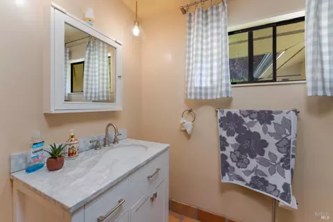 Bath - 1505 Casteel Dr, Willits, CA 95490 photo 2 of 4