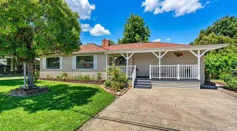 92 Oak Knoll Rd, Ukiah, CA 95482