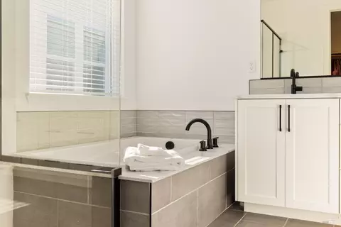 Bath - 303 Flagship Dr, Napa, CA 94558 photo 4 of 5