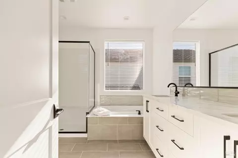 Bath - 303 Flagship Dr, Napa, CA 94558 photo 3 of 5