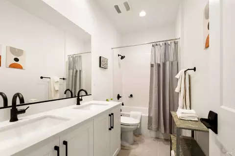 Bath - 303 Flagship Dr, Napa, CA 94558 photo 2 of 5