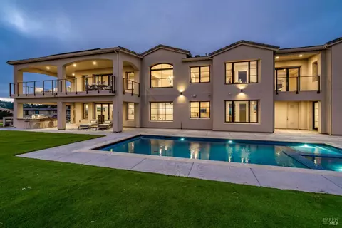 120 Angela Dr, Santa Rosa, CA 95403